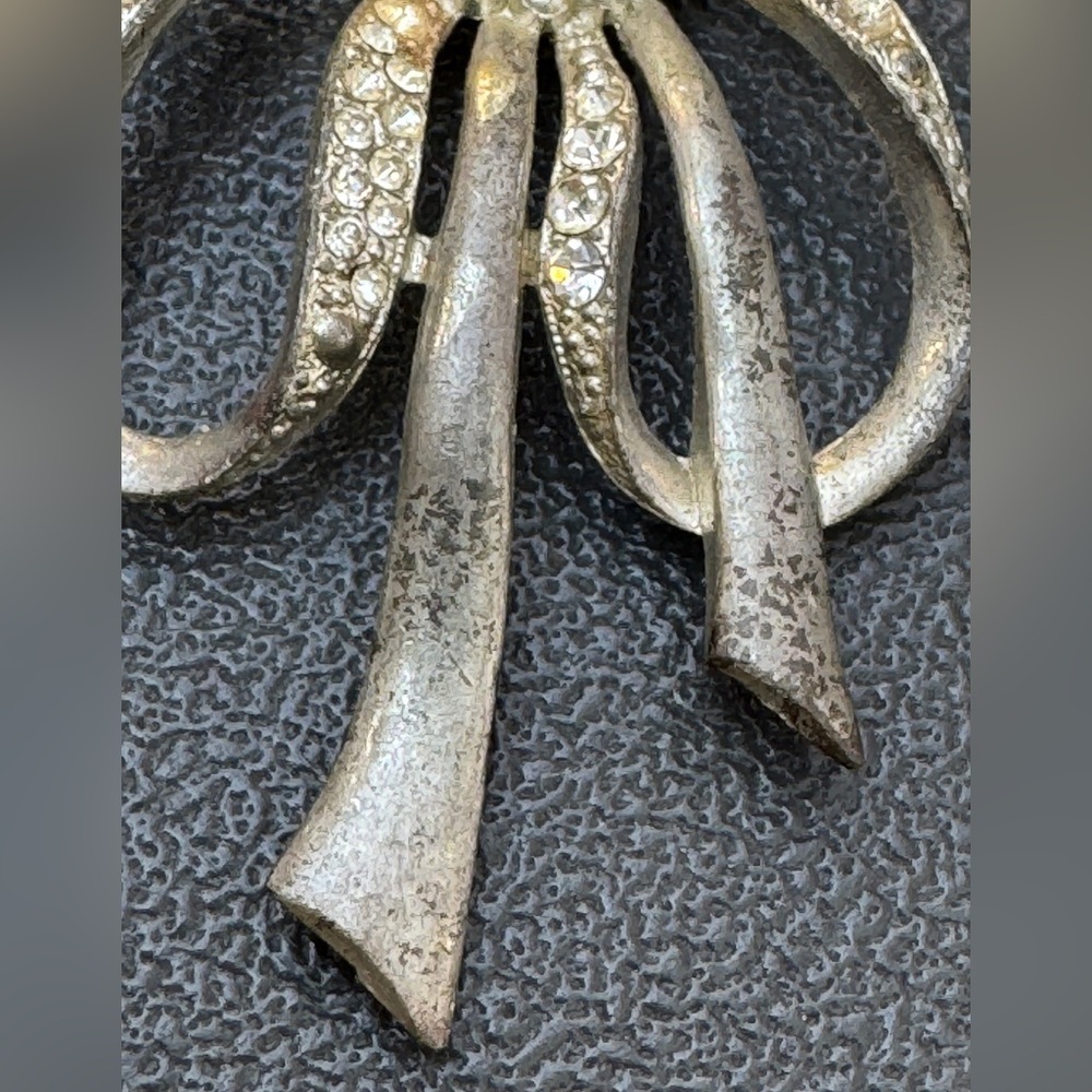 Vtg Bundle of Two Brooches Ribbon & Wishbone Flower Pearl Dark Purple Stone GUC - Picture 3 of 7